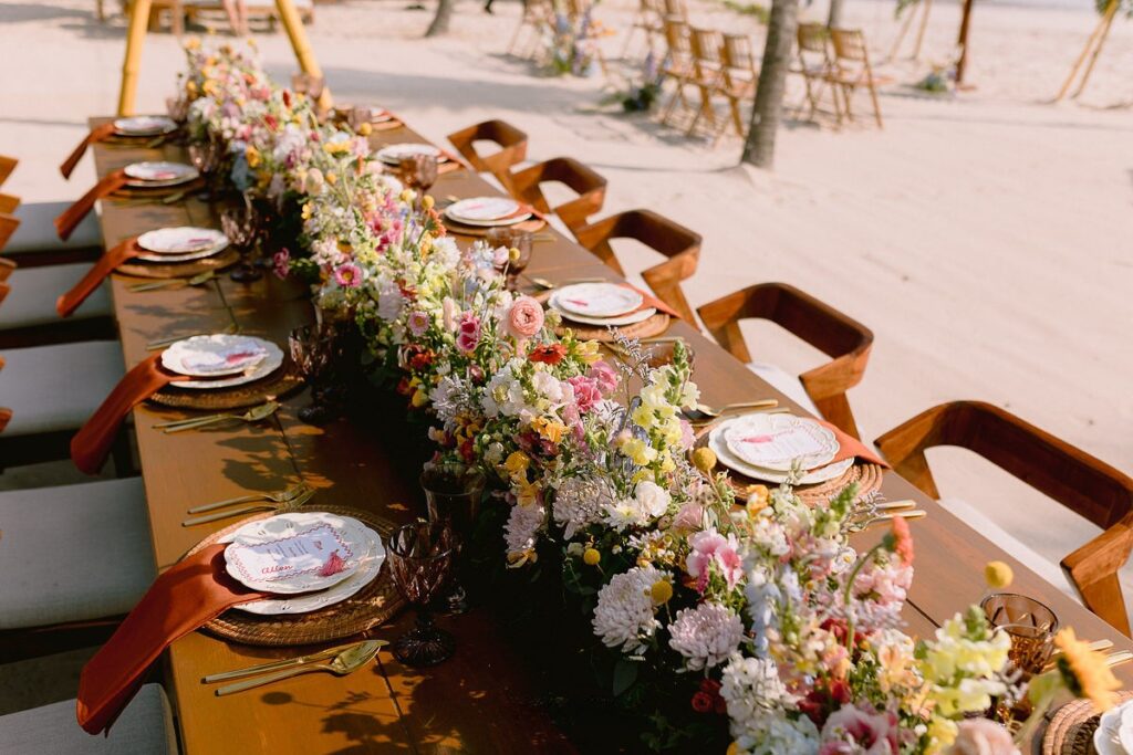 Flowers on the table for a wedding organized by Eva Luz Ramírez